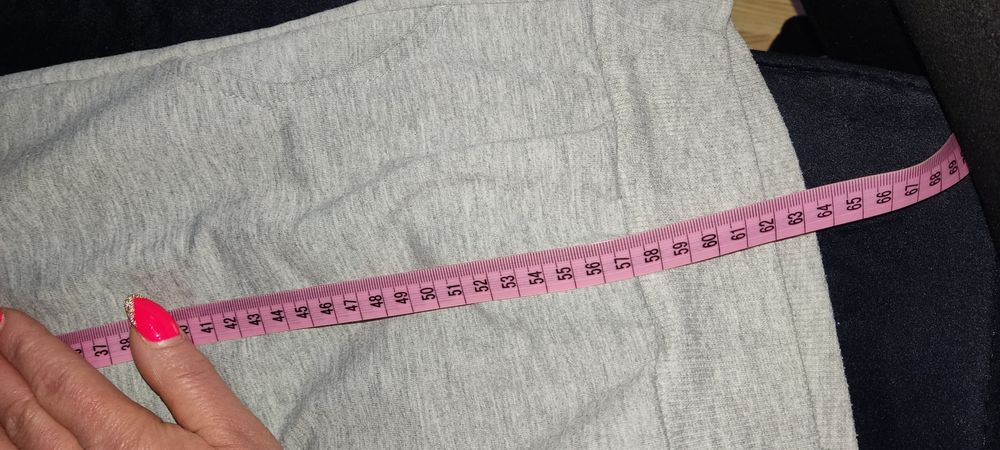 Bluza szara   na czarnym tle z napisami