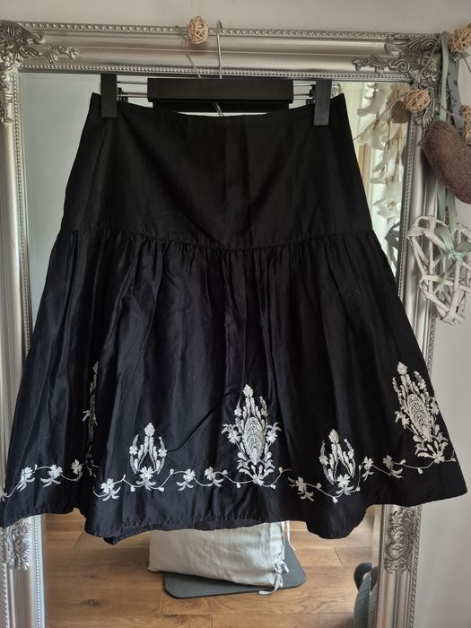 LINDEX, czarna spodnica midi z eleganckim haftem, r.40-42