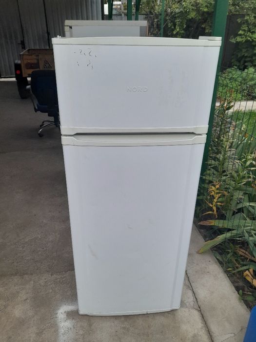 Продам компактний 2-камерний холодильник,висота 140см,Є ДОСТАВКА!!!