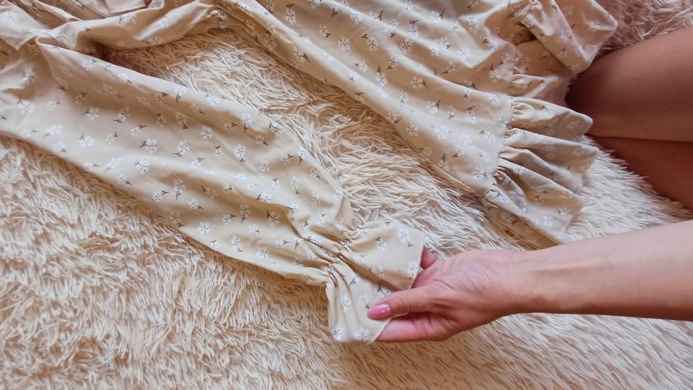 Бежева сукня в квіти