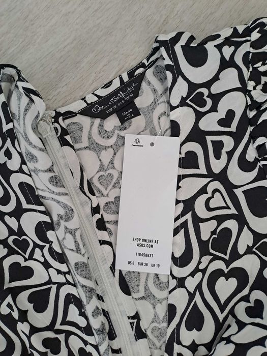 Sukienka mini w serca z wycięciem – Cut-out & Puff Sleeves