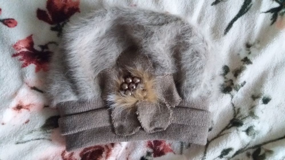 Жіноча шапка         .