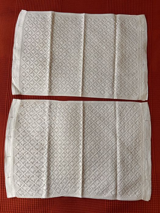 Capas (2) para almofadas. Anos 30. Renda e algodão