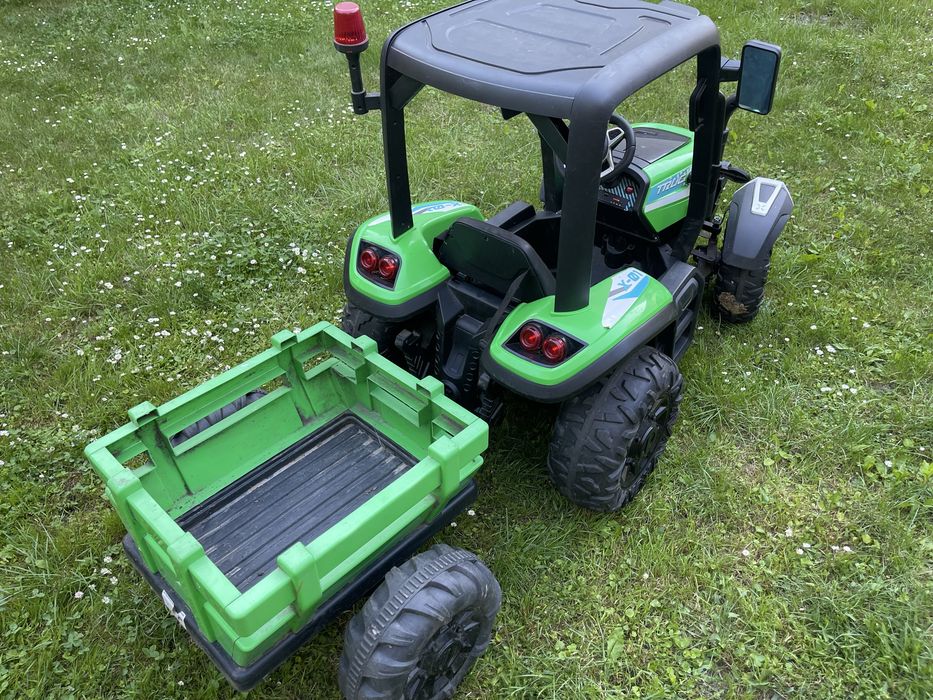Traktor elektryczny dla dzieci z napedem 4x4 oraz przyczepką.