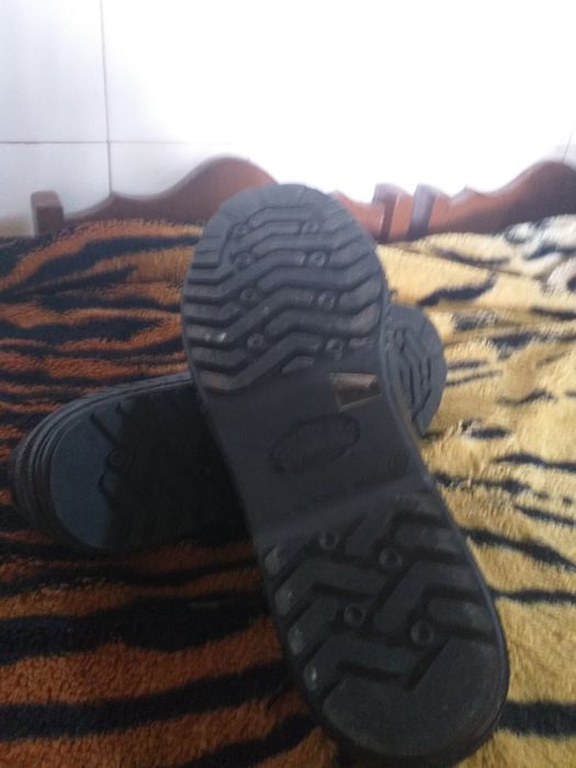 Sapatos em pele  com bikeira aço  novos numero 45