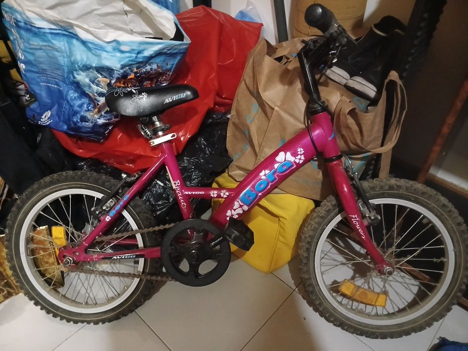 Bicicleta bora beauty com rodinhas de apoio