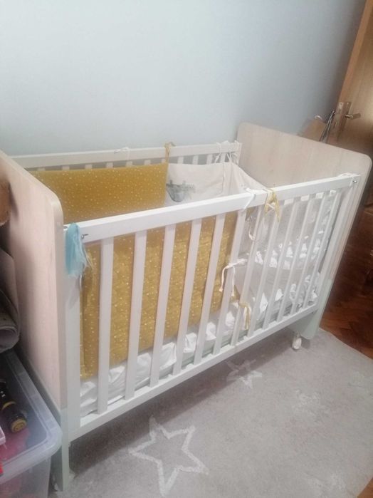 Cama de bebé com grades