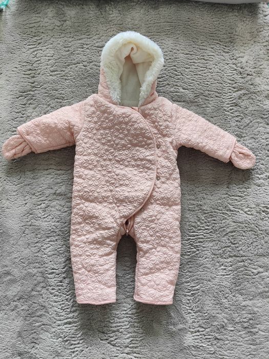 Różowy kombinezon niemowlęcy z polarem w środku