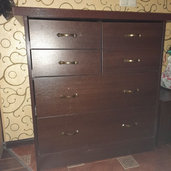 Комод та прикроватні тумби