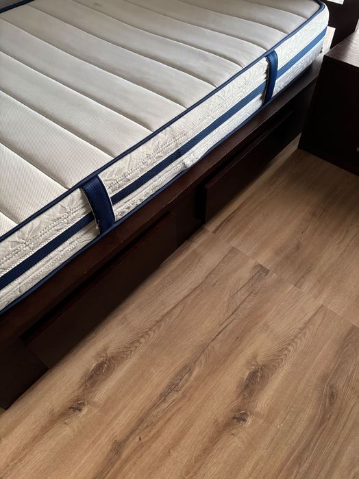 Cama com largura 1,10m, mesa de cabeceira e colchão