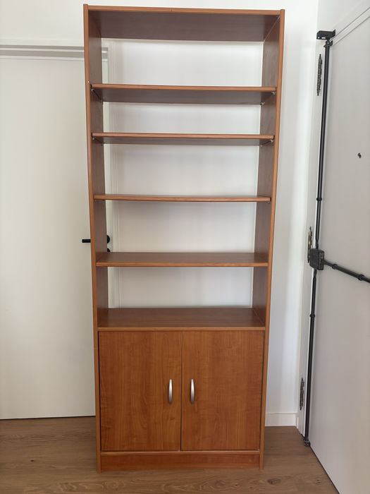 Estante de livros com 2 portas