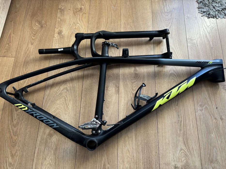 Rama KTM karbon myroon M (48cm) 29 rockshox