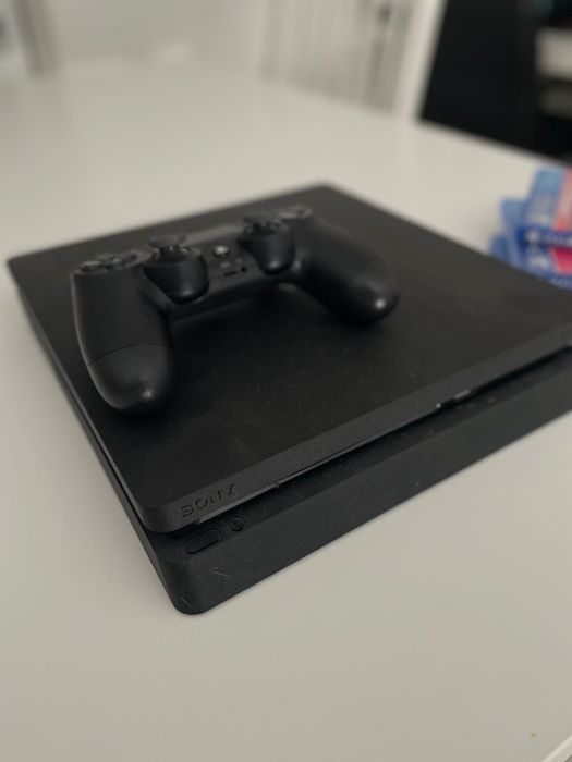 PlayStation 4, com 1 comando e 3 jogos