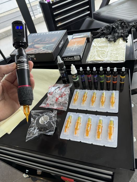 Kit Tatuagem COMPLETO Máquina Pen Sem Fios com Pele Treino, Tintas etc
