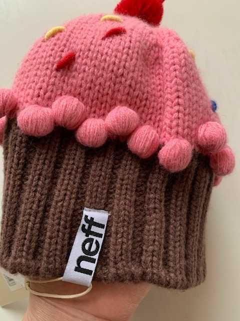 Шапка женская тёплая Neff из коллекции Cream - пирожное, донат, кекс
