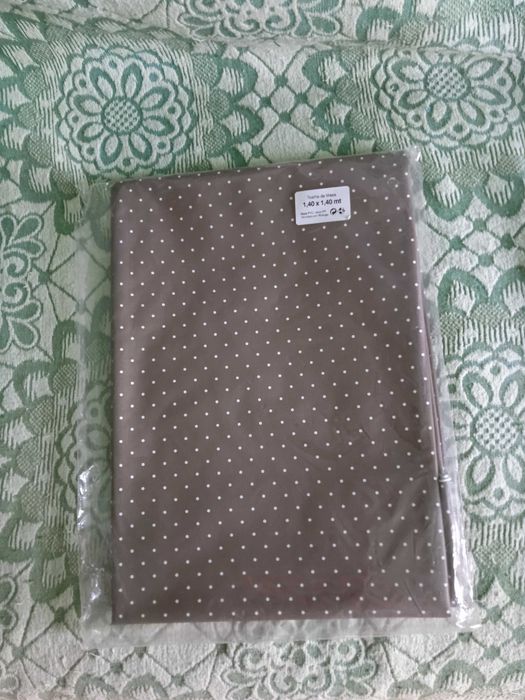Toalha de mesa plástica 140 x 140 cm