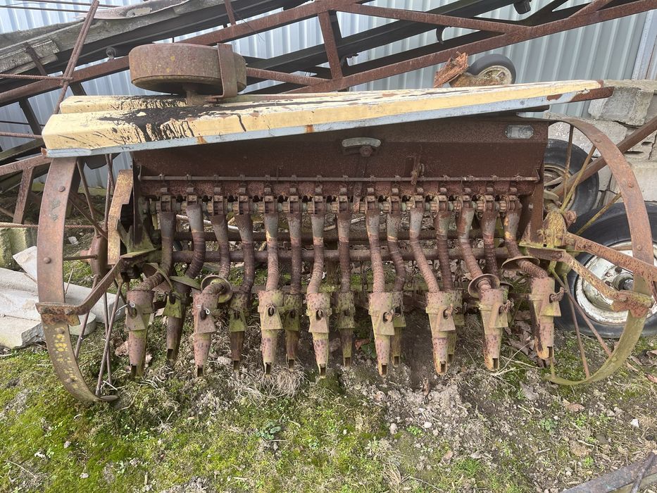 Zabytkowy siewnik konny