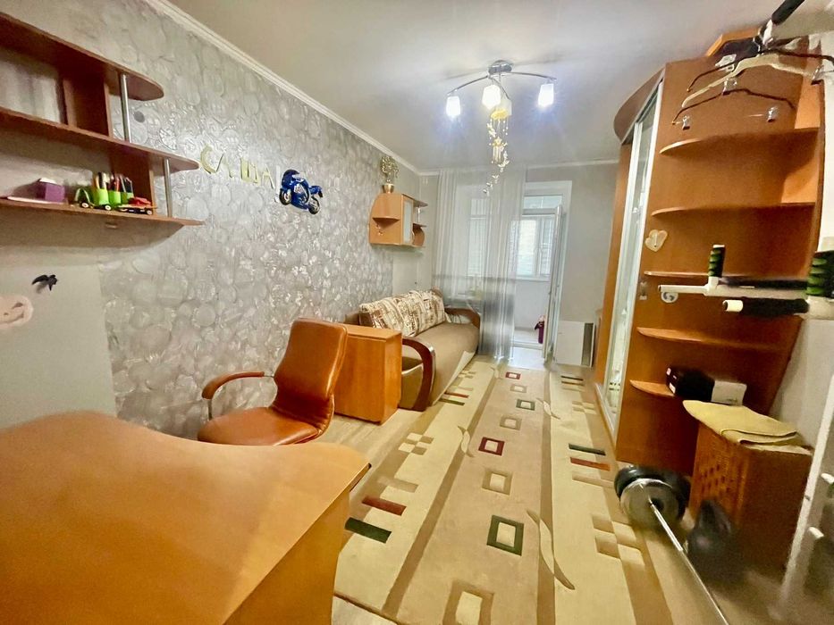 Продам великогабаритну трикімнатну квартиру. Центр. Закритий двір .