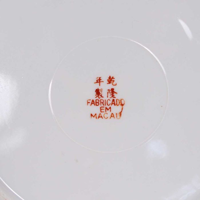 Prato decorativo em porcelana de Macau pintado à mão