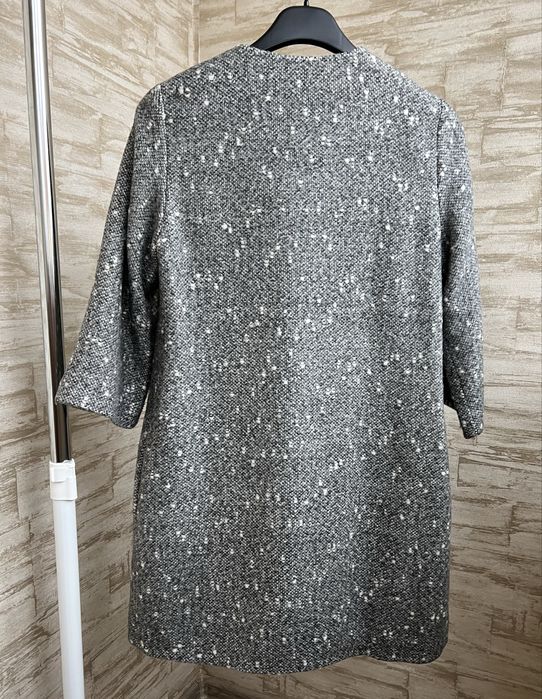 Сіре легке коротке жіноче пальто