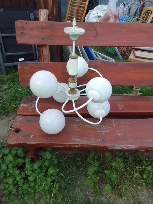 Żyrandol białe kule