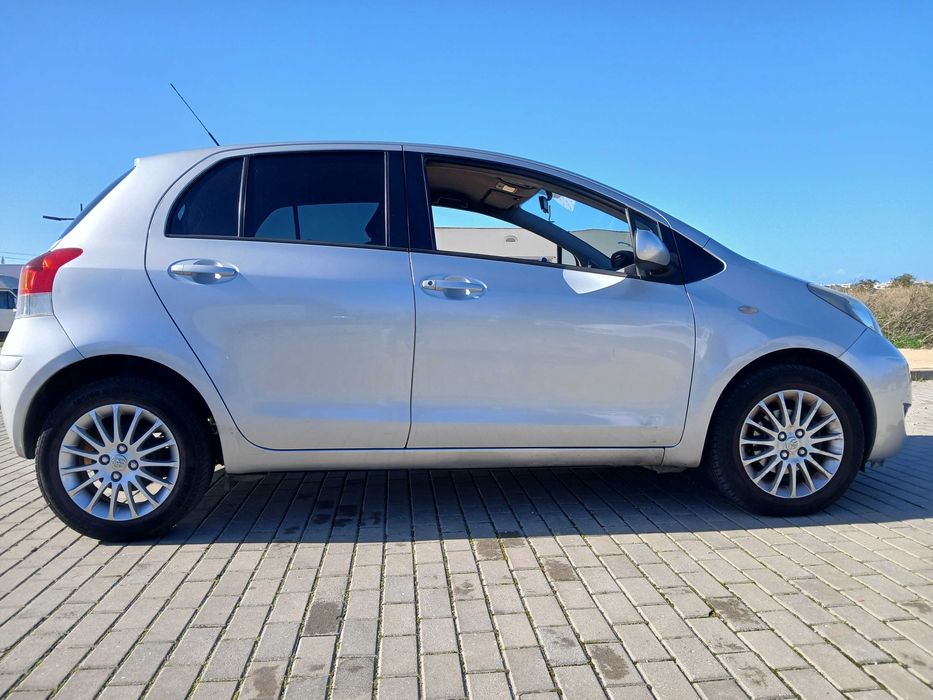 Toyota Yaris 1.3 VVTi  - Robusto fiabilidade e económico (Negociável)