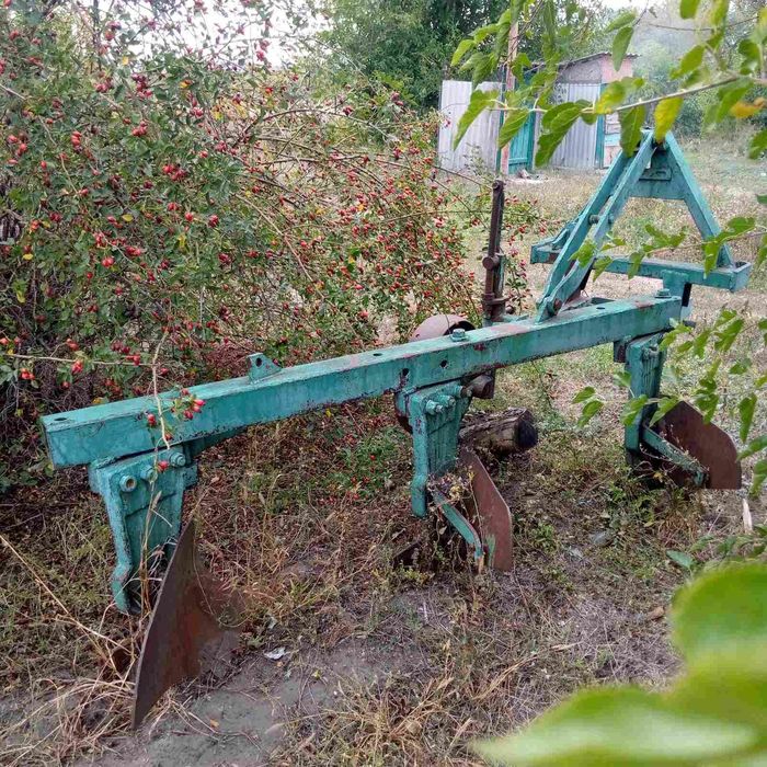 Трактор ЮМЗ, плуг та культиватор