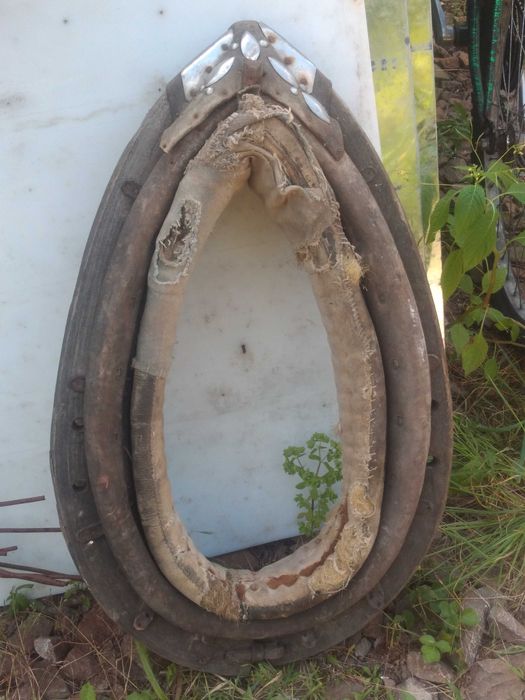 stare, rustykalne elementy dekoracji ogrodowych koło, homonto, beczka