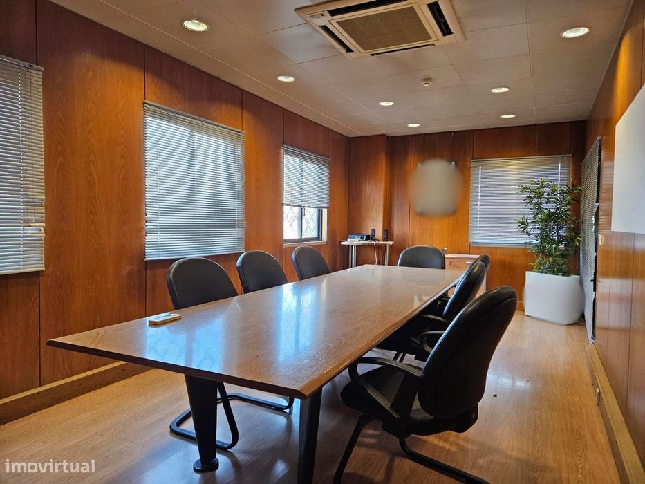 Escritório com Armazém Venda Carnaxide | 1.520 m2 | 11 Estac