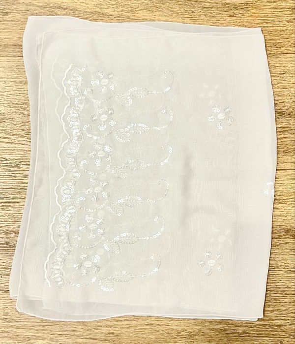Шарф  білий , ніжний крепдешин з  вишивкою.