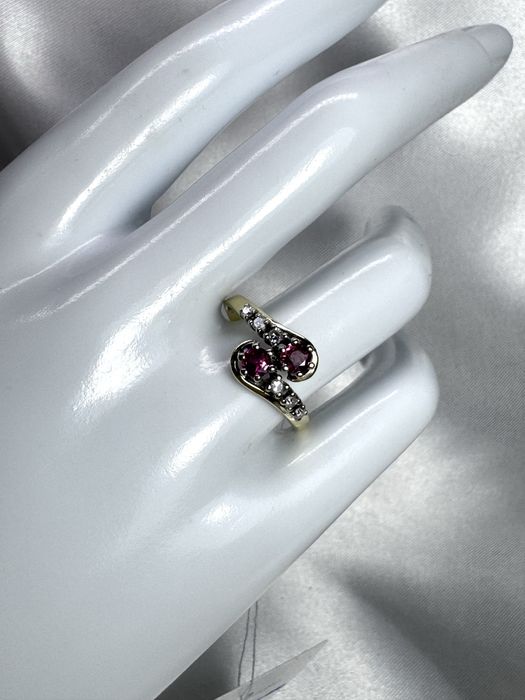 Золота каблучка з діамантами та рубінами