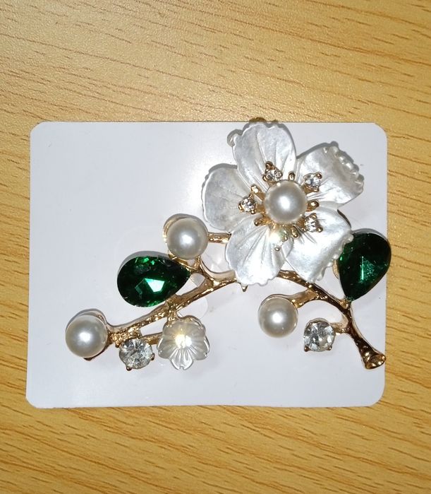 Брошка " Квіти сакури"