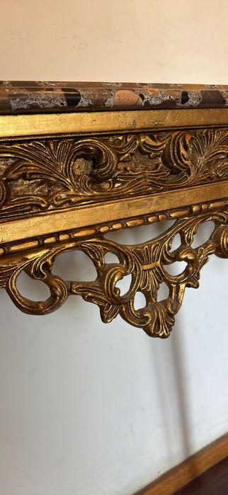 Mesa Consola Clássica Dourada com Tampo em Mármore – Estilo Luís XV