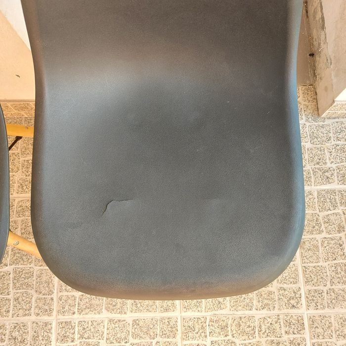 4 cadeiras de estilo Eames com base de madeira no estilo nórdico