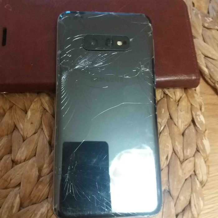 Samsung S10E uszkodzony
