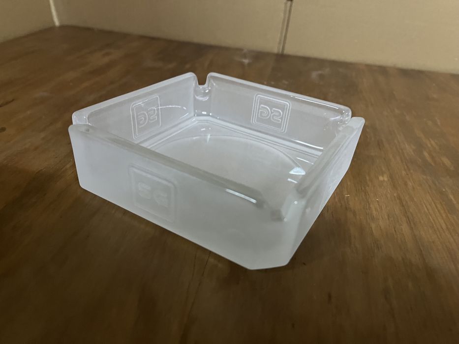 Cinzeiro em vidro fosco SG 12cm x 12cm x 4cm altura