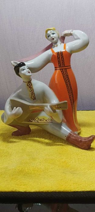антикварная фарфоровая статуэтка «Перепляс»