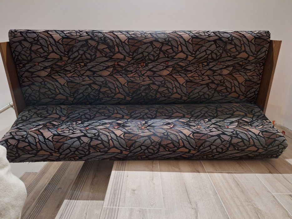 Wersalka rozkładana z pojemnikiem na pościel