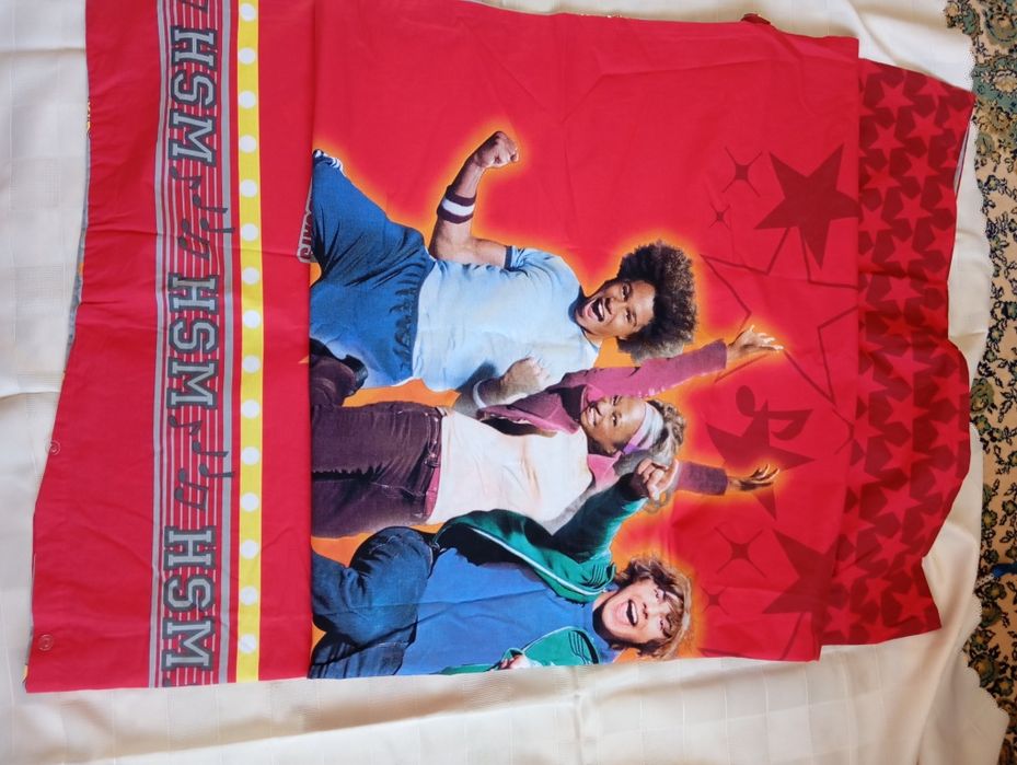 Постільна білизна ( підковдра  1,5*1,9 та наволочка 07*0,8)