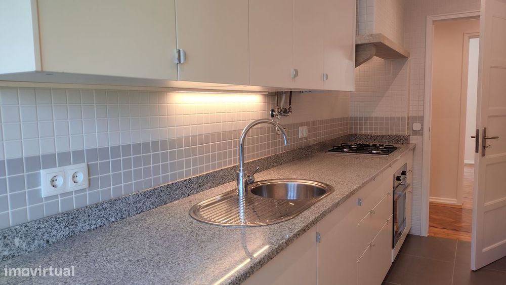 CAMPOLIDE - T3 Renovado com varanda e 2 casa de banho
