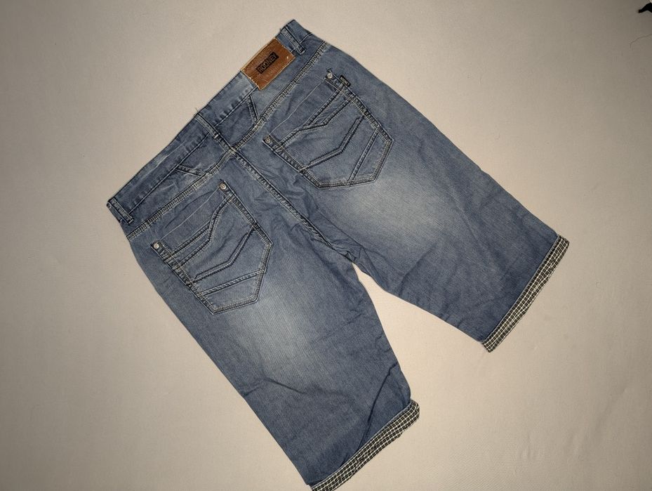 Dwie pary męskich spodenek jeans