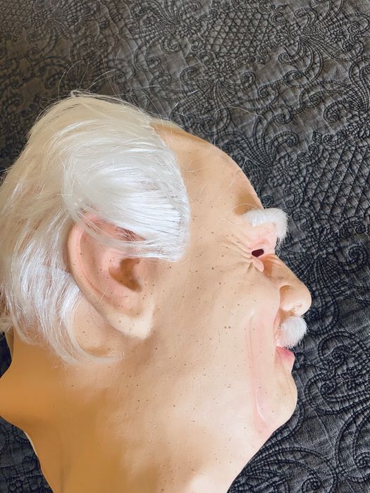 Mascara maleavel e realista, como nova