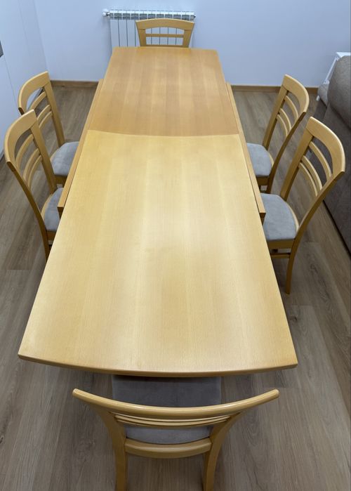 Mesa de jantar extensível com seis cadeiras
