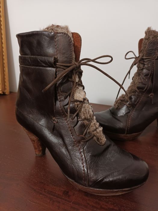 Botas de pele castanhas com atacadores