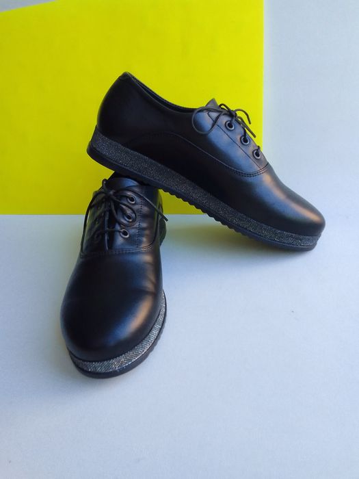 Чорні шкіряні туфлі
