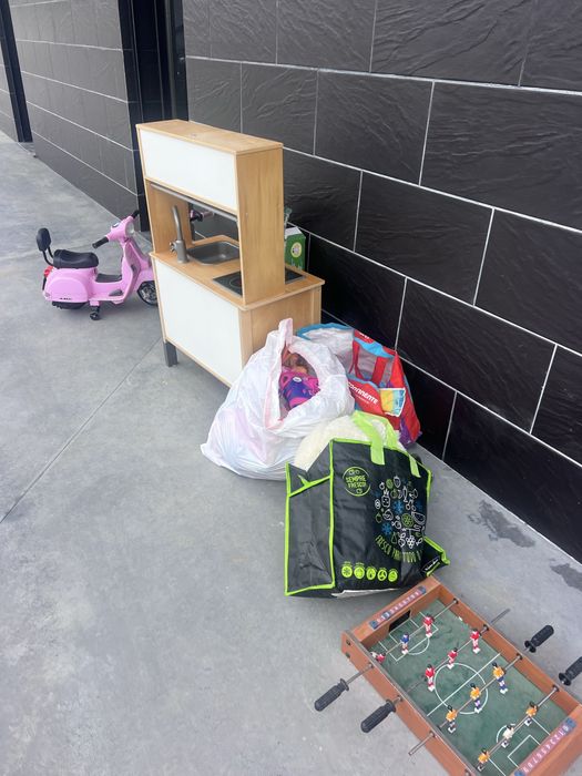 Ofereço vários brinquedos e bicicleta