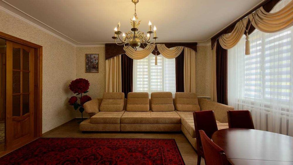 Продам будинок біля центру міста з ремонтом, гаражем та 15 сотками