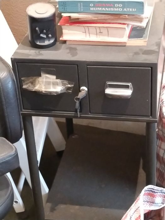 Móveis e artigos de decoração e escritório