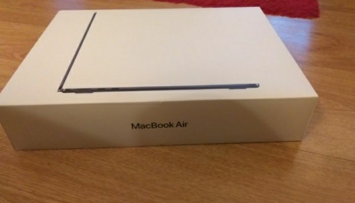 Caixas Apple Mac e iPhone