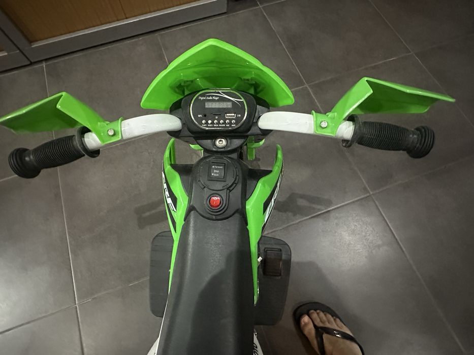 Mota eléctrica de criança